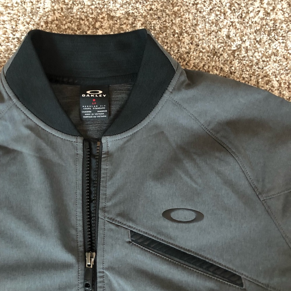 Size small Oakley jacket.